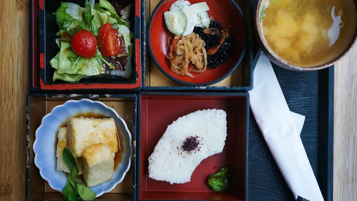 The Dashi Hiding in Vegetarian and Halal Konbini Meals